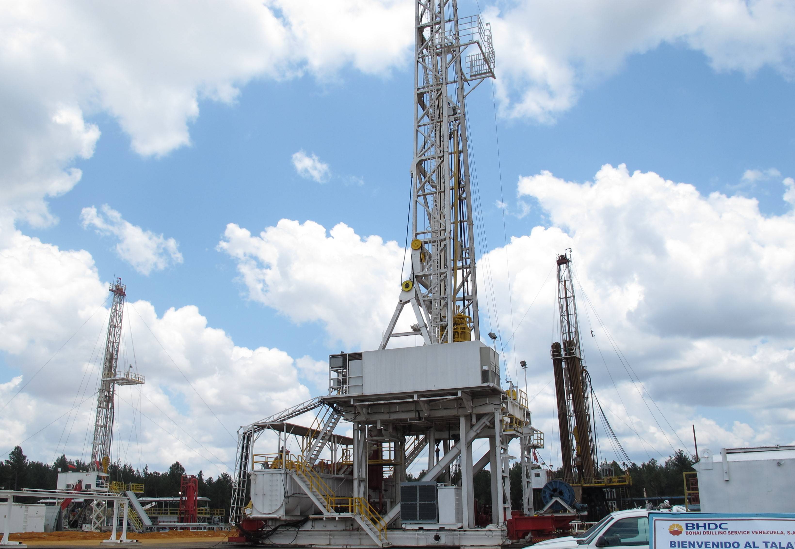 The cluster well drilling rig