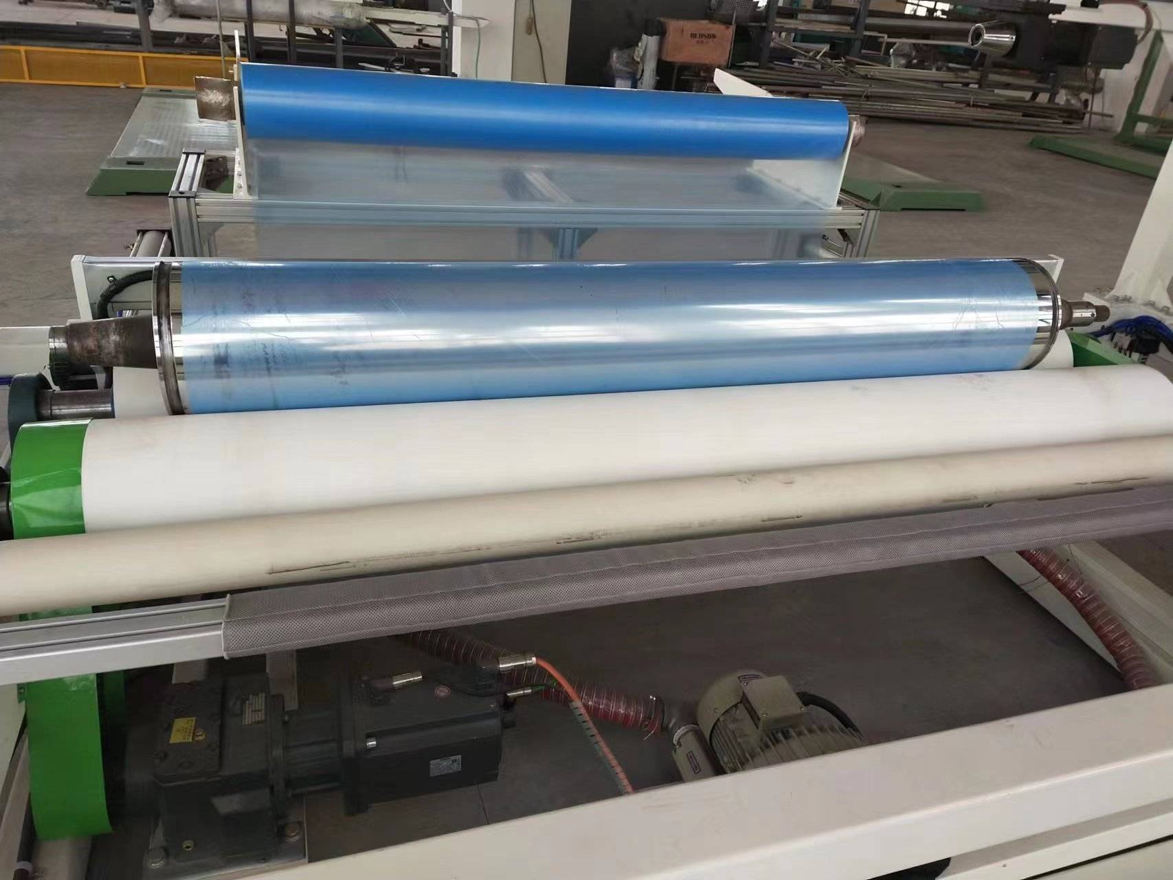 Automatic coating of anti rust roller by pressure roller wrapping machine