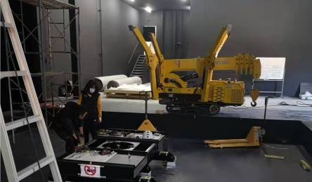 Wheeled spider crane for workshop