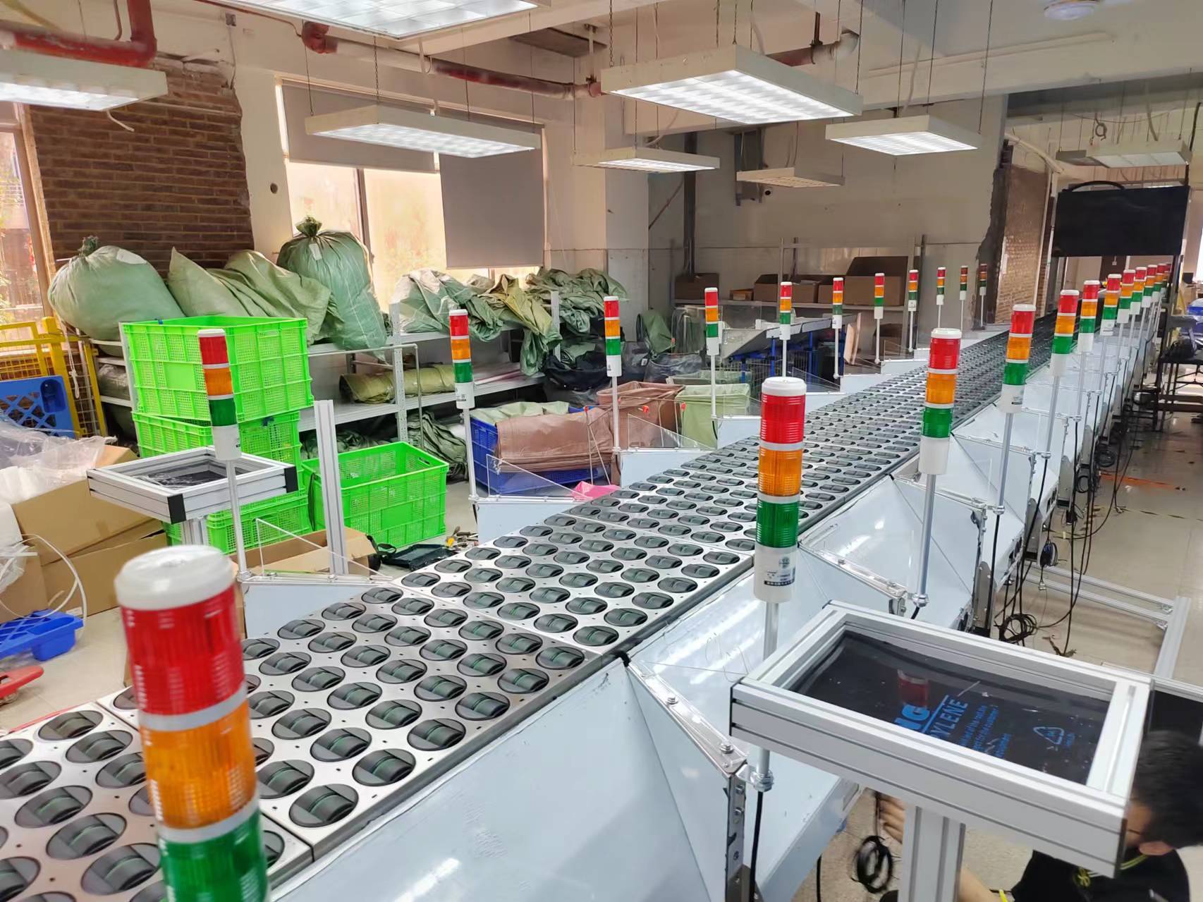 The supply chain automatically scans the sorting line