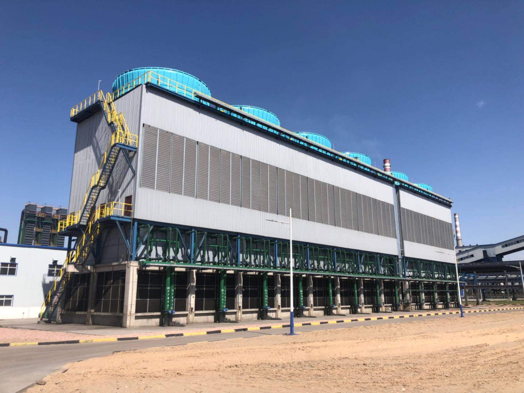 Intelligent compound closed cooling tower