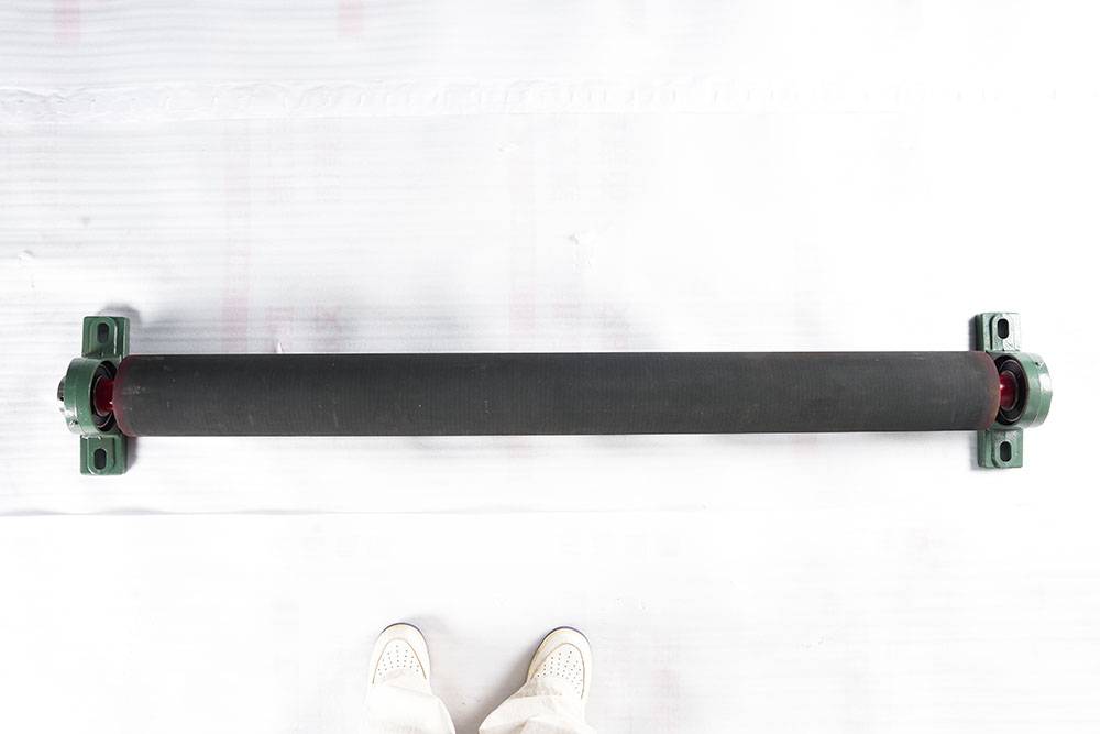 Conveyor covered with rubber roller external bearing